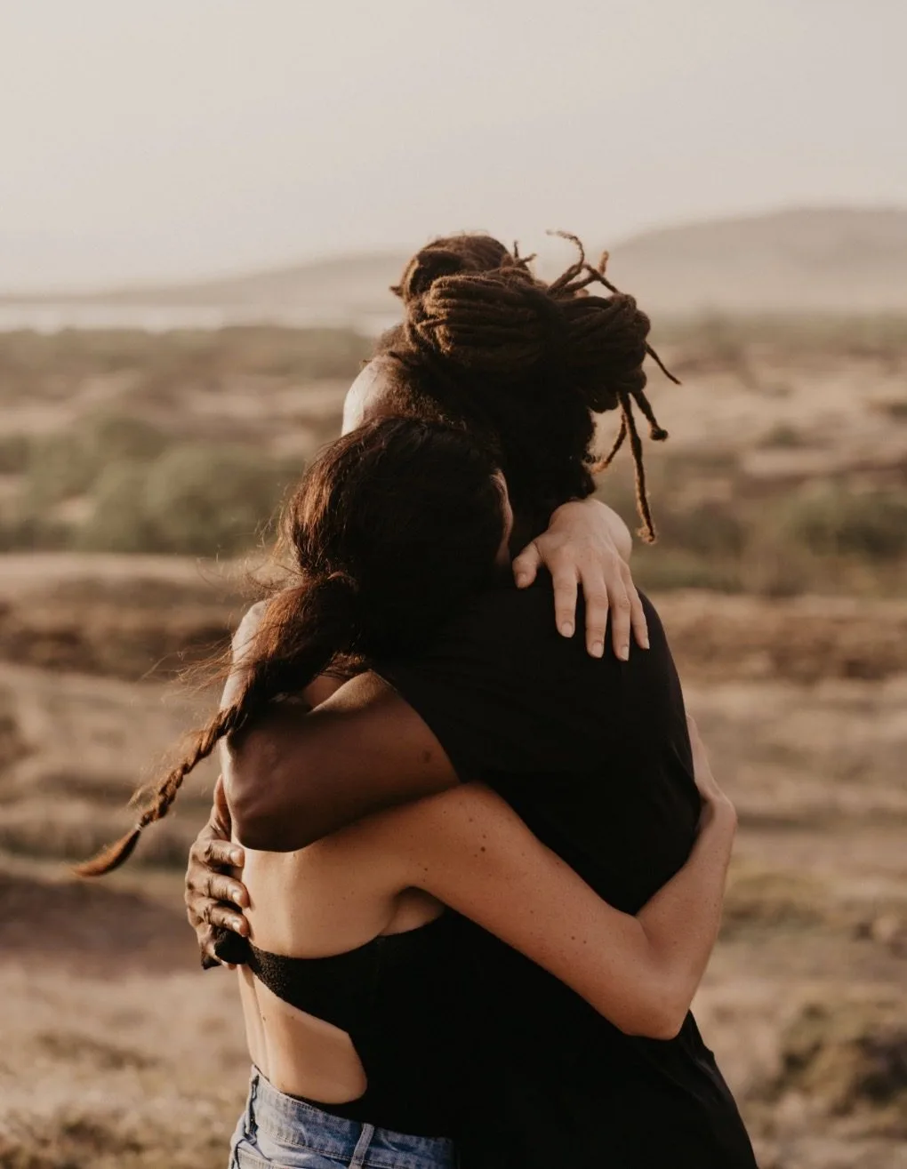 Couple enlacé dans la nature à La Réunion